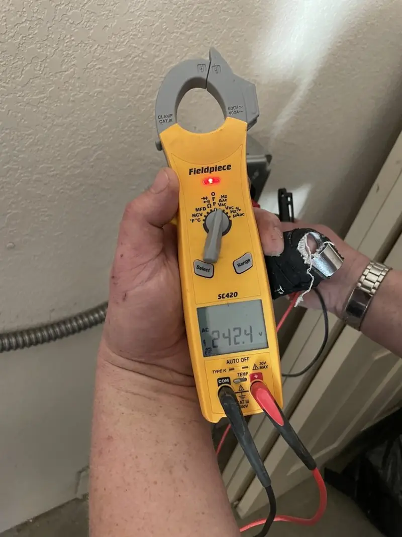 Voltage testing with clamp meter during Generator Installation in Denmark